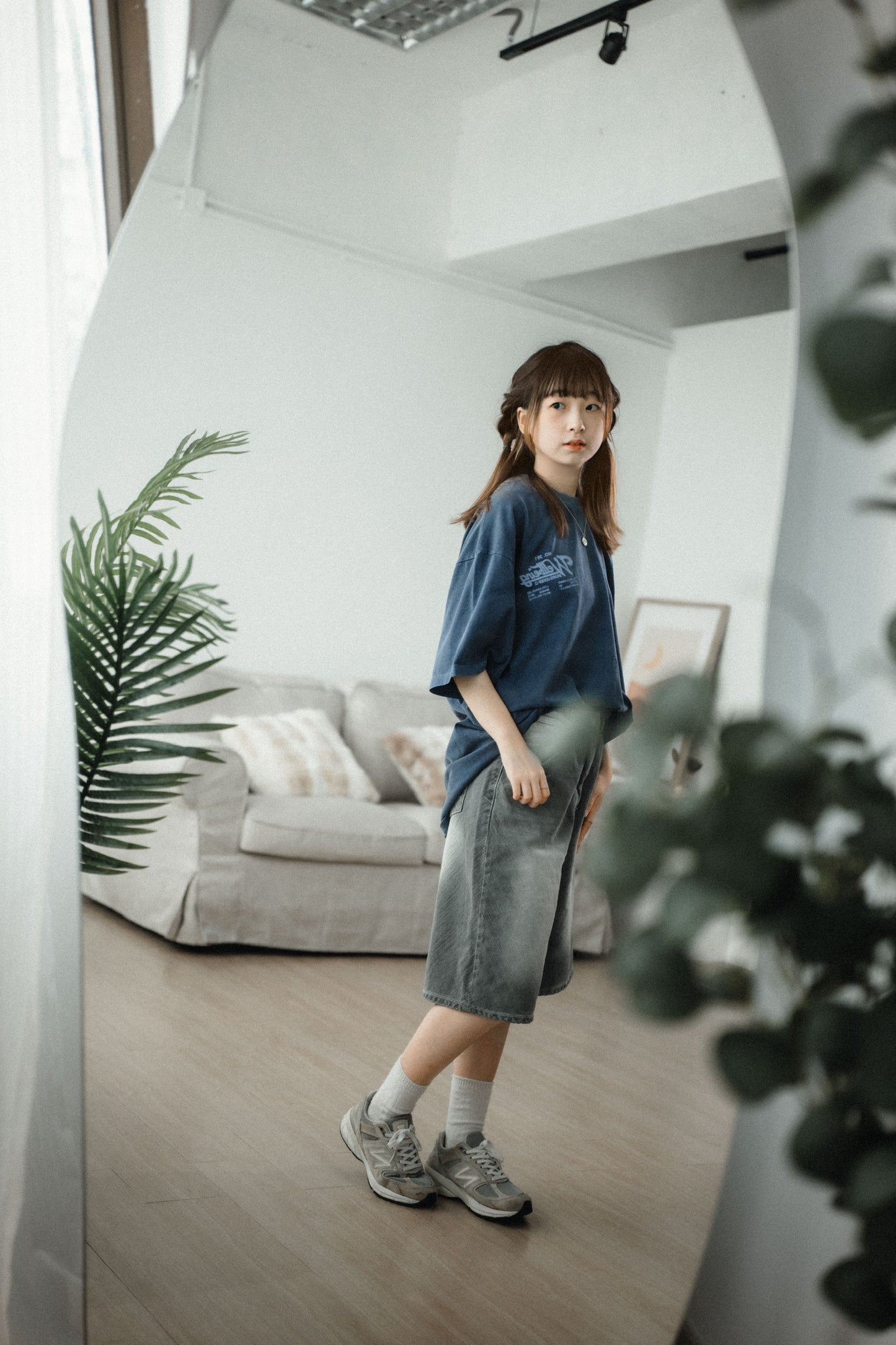 Brush Washed Wide Fit Denim Half Pants | 1 color