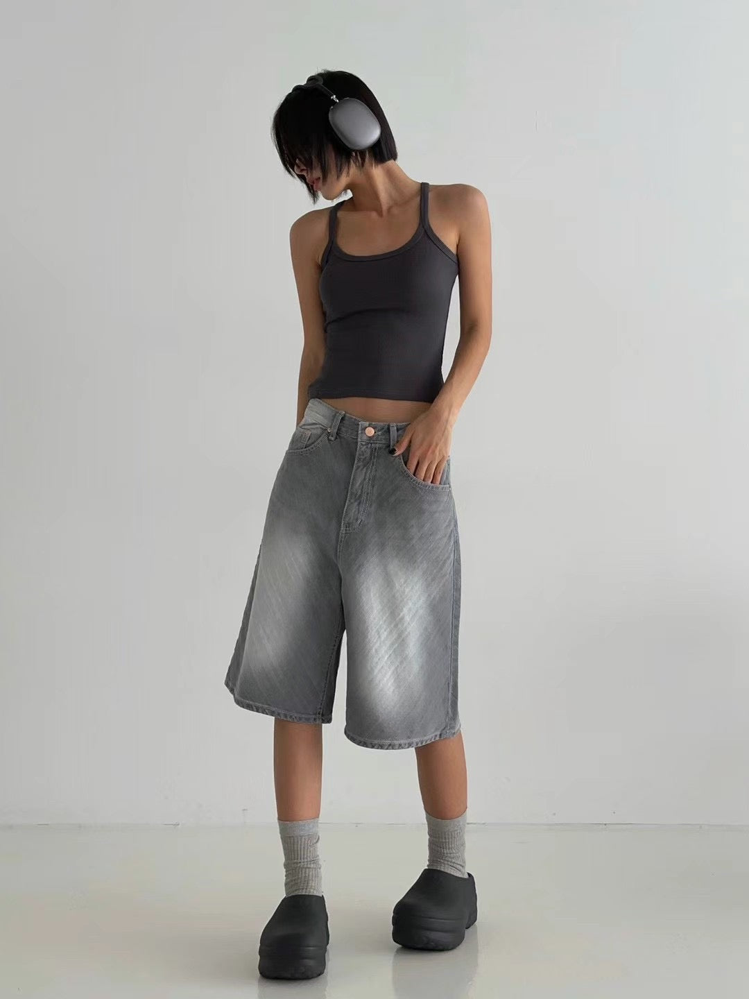 Brush Washed Wide Fit Denim Half Pants | 1 color