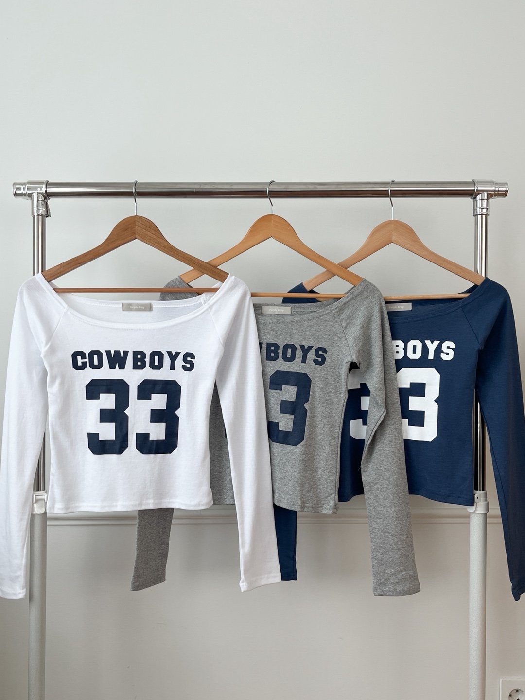 COWBOYS 33寬領口露肩TEE|3色入