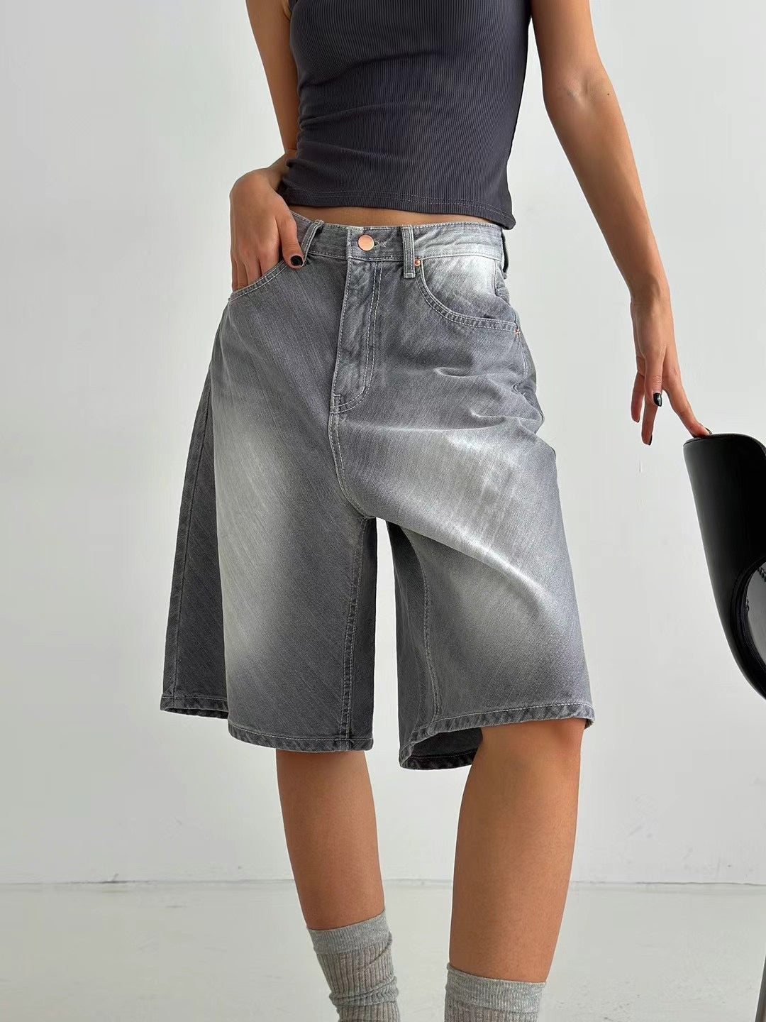 Brush Washed Wide Fit Denim Half Pants | 1 color