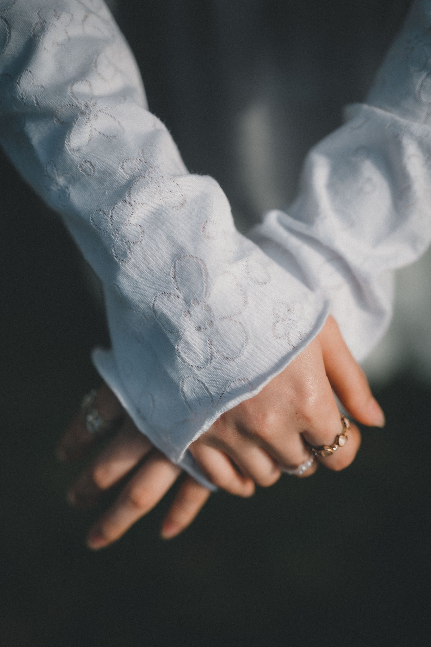 鏤花圖案捲邊長袖上衣|2色入