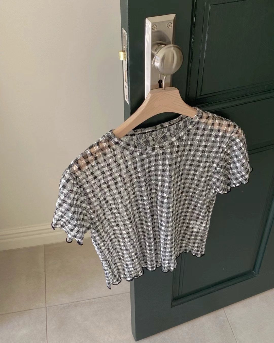 大推!玻璃感透膚格紋捲邊TEE|3色入