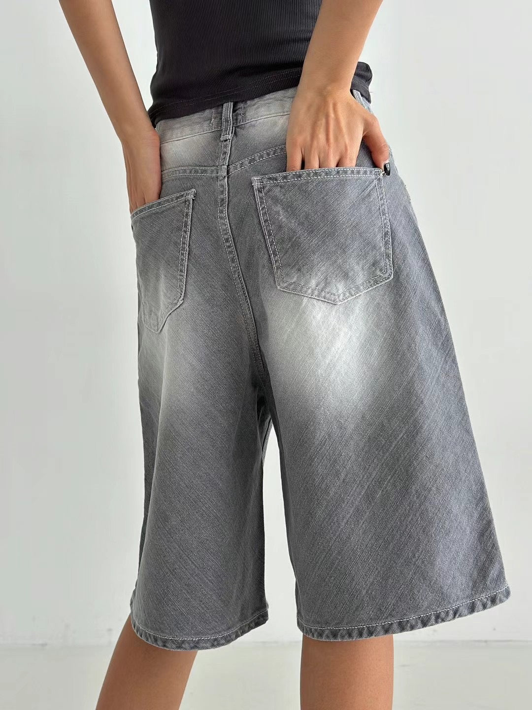 Brush Washed Wide Fit Denim Half Pants | 1 color