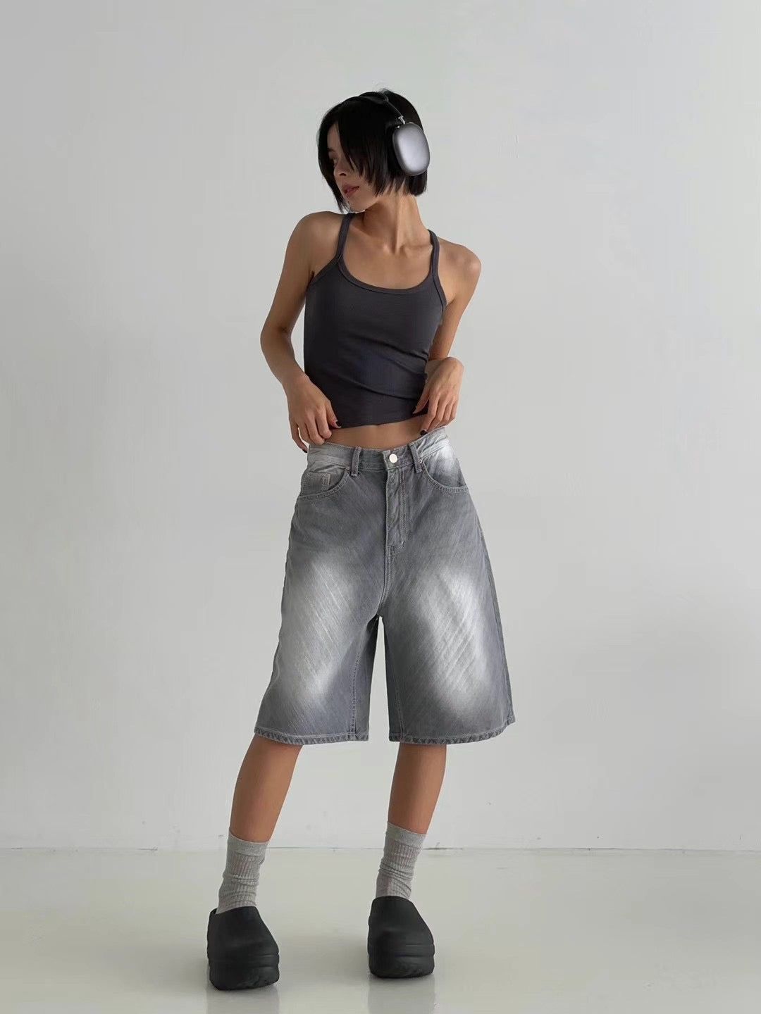 Brush Washed Wide Fit Denim Half Pants | 1 color