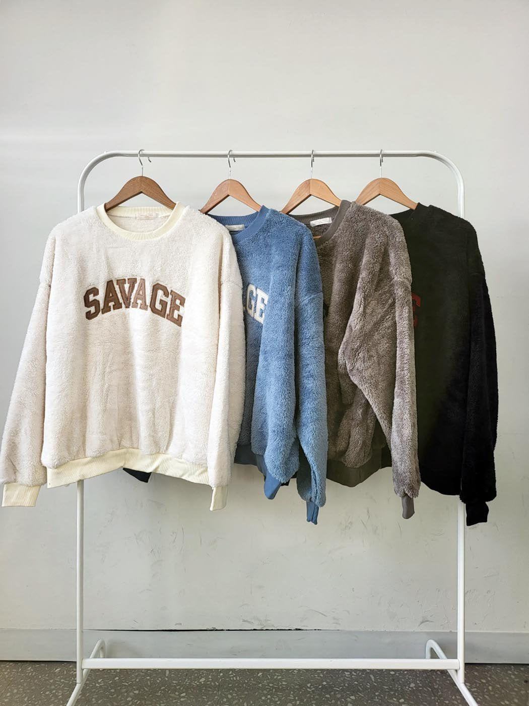 毛茸茸🐻❄️ 大刺繡SAVAGE字衛衣|4色入