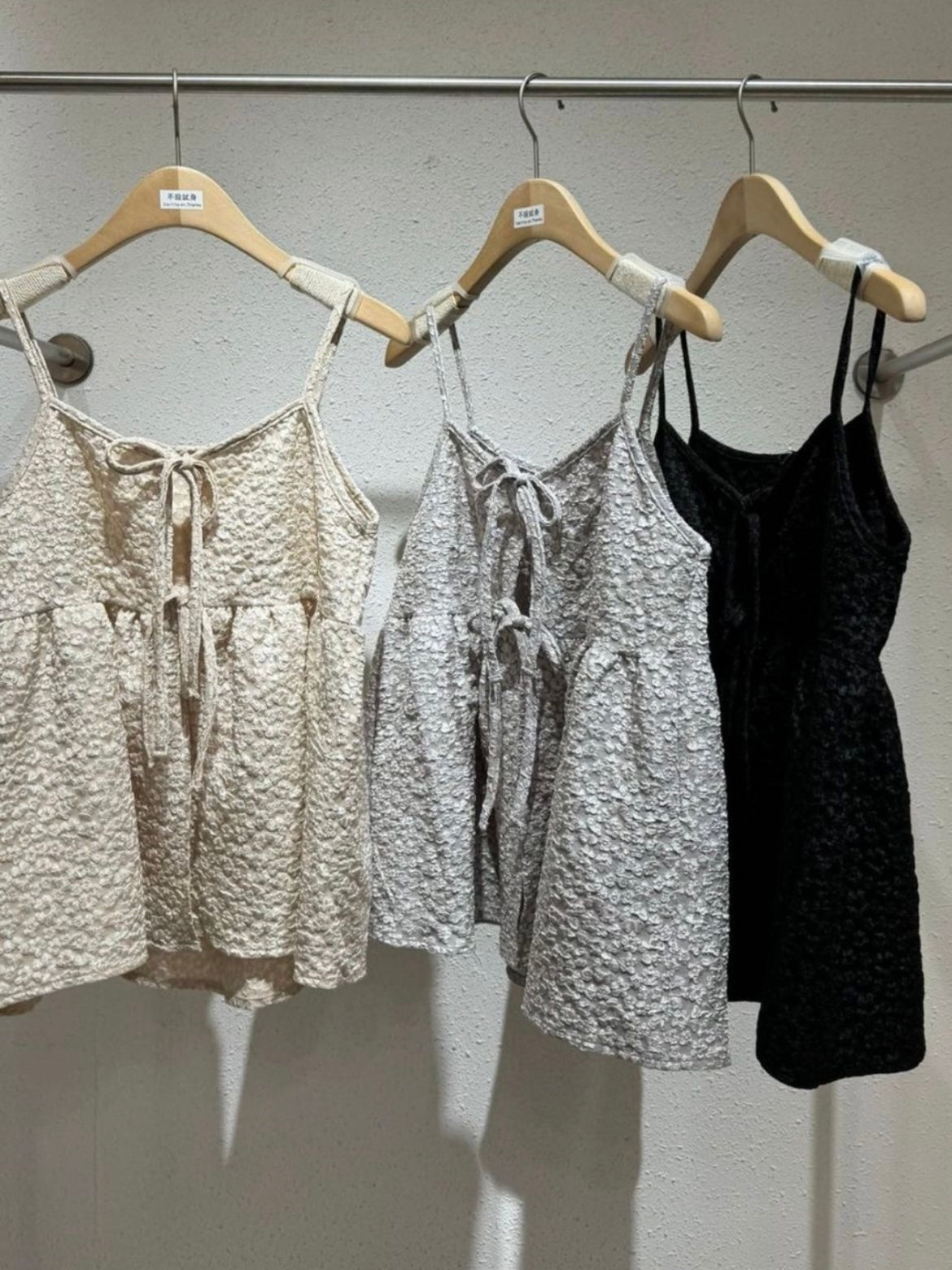 花粒壓紋綁結吊帶背心｜3色入