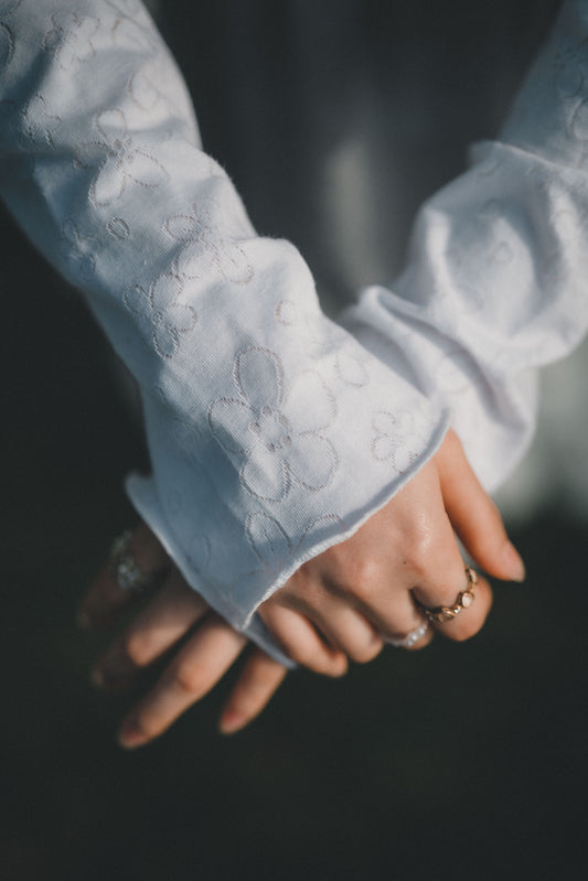 鏤花圖案捲邊長袖上衣｜2色入