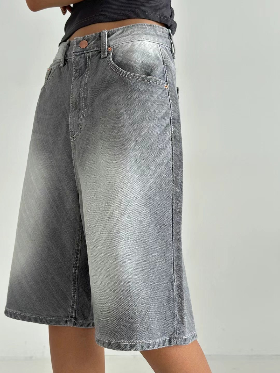 Brush Washed Wide Fit Denim Half Pants | 1 color